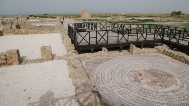 Baf Antik Kalıntıları Yakınında Yürüyen Turistler Kıbrıs — Stok video