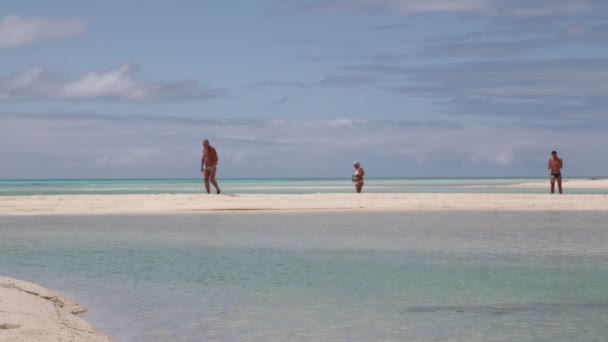 Riprese Panoramiche Persone Che Trascorrono Del Tempo Sulla Bellissima Spiaggia — Video Stock