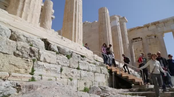 Turistas Caminando Cerca Ruinas Antiguas Acrópolis Atenas Grecia — Vídeos de Stock