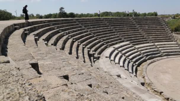 Ürdün Antik Ruins Yakınındaki Yürüyen Turist — Stok video