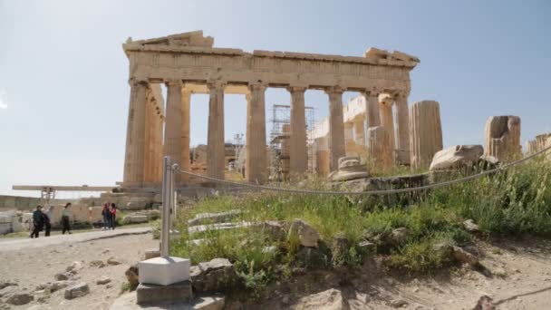 Turister Som Går Nära Antika Ruiner Akropolis Aten Grekland — Stockvideo