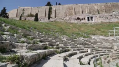 akropolis antik kalıntıları yakınında yürüyen turistler, Atina, Yunanistan 