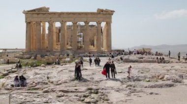 akropolis antik kalıntıları yakınında yürüyen turistler, Atina, Yunanistan 
