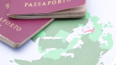 dünya haritası arka planda kırmızı pasaportlar