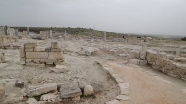 Kıbrıs'ta antik kalıntıların yakınında yürüyen turistler 