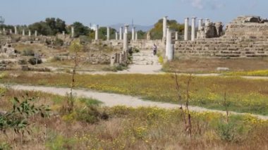 Ürdün'de antik ruins yakınındaki yürüyen turist