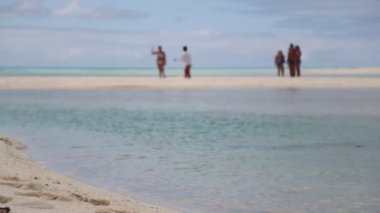 güzel kumlu okyanus plajda dinlenen turistler
