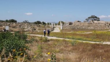 Ürdün'de antik ruins yakınındaki yürüyen turist