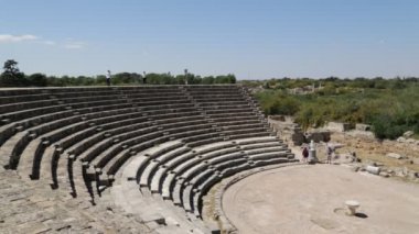 Ürdün'de antik ruins yakınındaki yürüyen turist