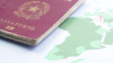 dünya haritası arka planda kırmızı pasaport