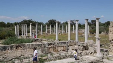 Ürdün'de antik ruins yakınındaki yürüyen turist