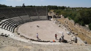 Ürdün'de antik ruins yakınındaki yürüyen turist