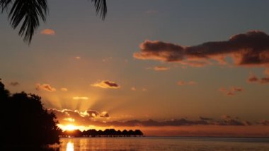 gün batımında bora bora kıyı şeridi lagün doğal görüntüleri