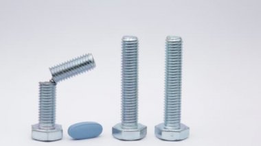 beyaz yüzeyde erkek ereksiyon kavramı olarak Viagra hapı ile vida yakın çekim görüntüleri