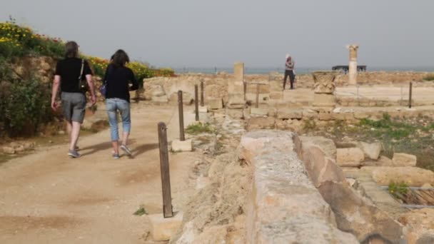 Turisti Piedi Vicino Antiche Rovine Paphos Cipro — Video Stock