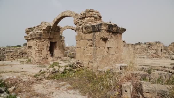Toeristen Wandelen Buurt Van Antieke Ruïnes Paphos Cyprus — Stockvideo