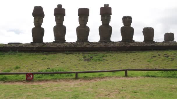 Moai Figuras Humanas Monolíticas Esculpidas Pelo Povo Rapa Nui Ilha — Vídeo de Stock