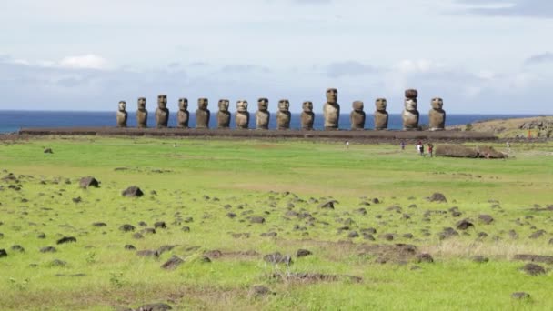 Turistas Caminhando Perto Moai Figuras Humanas Monolíticas Esculpidas Pelo Povo — Vídeo de Stock