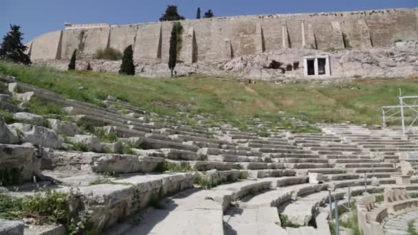 アクロポリス アテネ ギリシャのアンティーク遺跡の近くを歩く観光客 — ストック動画