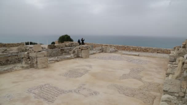 Turistas Caminando Cerca Ruinas Antiguas Cyprus — Vídeo de stock