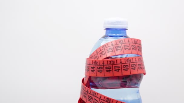 一瓶水和红色测量磁带与复制空间 如生活方式和饮食的概念 — 图库视频影像
