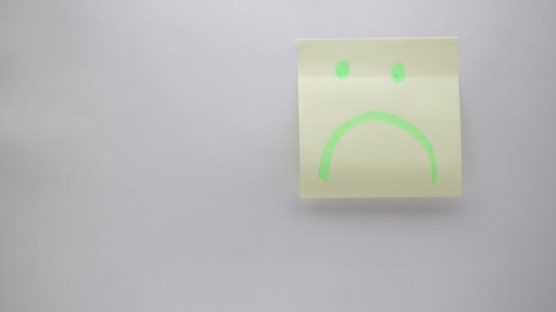 贴在墙上的贴纸上绘制的悲伤脸的特写镜头 — 图库视频影像