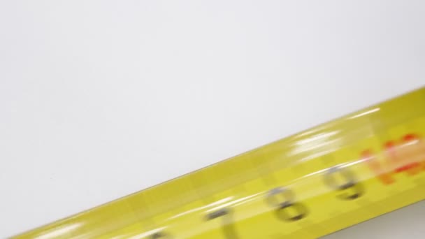 Fita Métrica Amarela Isolada Branco Como Conceito Dieta Comprimento — Vídeo de Stock