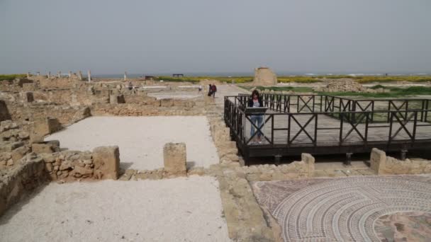 Τουρίστες Πόδια Κοντά Αντίκες Στην Πάφο Κύπρος — Αρχείο Βίντεο