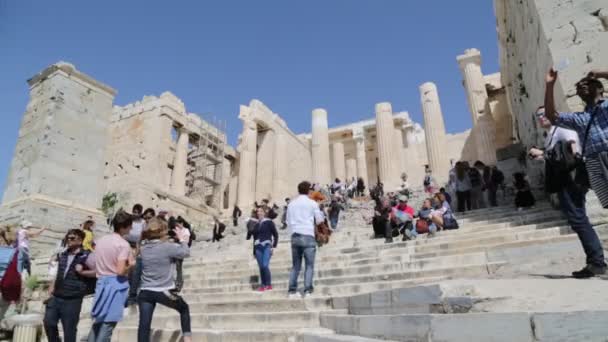 Touristen Die Der Nähe Der Antiken Ruinen Von Akropolis Athen — Stockvideo