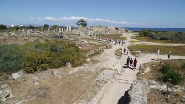 Ürdün Antik Ruins Yakınındaki Yürüyen Turist — Stok video