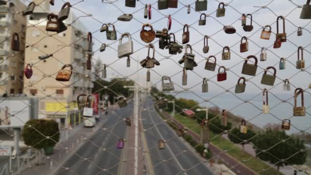 Chipre Limassol Circa Abril 2018 Cerraduras Identificadas Puente Como Símbolos — Vídeos de Stock