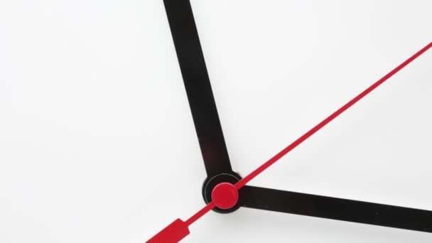 Relógio Com Setas Vermelhas Pretas Sobre Fundo Branco Como Conceito — Vídeo de Stock