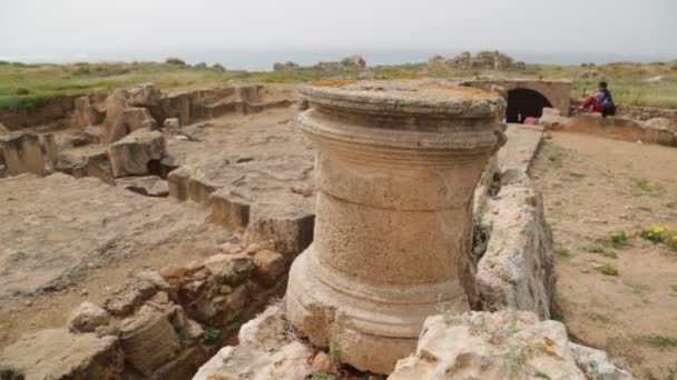 游客走在帕福斯古董废墟附近 塞浦路斯 — 图库视频影像