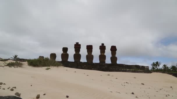 Moai Figuras Humanas Monolíticas Talladas Por Pueblo Rapa Nui Isla — Vídeo de stock