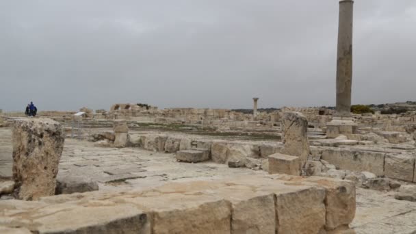 Turistas Caminando Cerca Ruinas Antiguas Cyprus — Vídeos de Stock