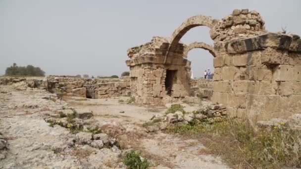 Turisté Chodící Poblíž Starožitností Paphos Kypr — Stock video