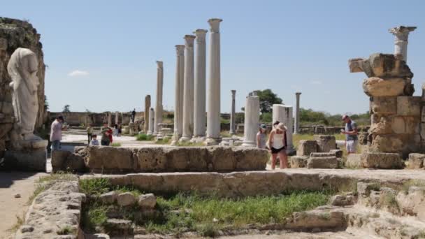 Τουρίστες Περπάτημα Κοντά Παλαιά Ερείπια Στην Ιορδανία — Αρχείο Βίντεο