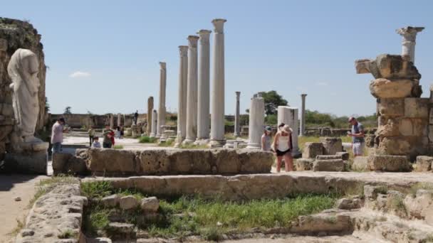 Turisti Piedi Vicino Rovine Antiche Giordania — Video Stock