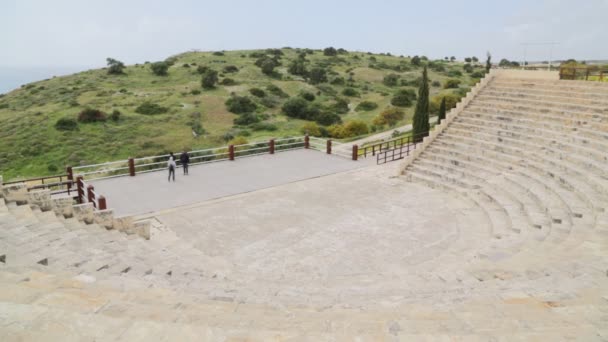 Kıbrıs Antik Kalıntıların Yakınında Yürüyen Turistler — Stok video