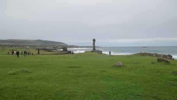 Touristes Marchant Près Moai Figures Humaines Monolithiques Sculptées Par Rapa — Video