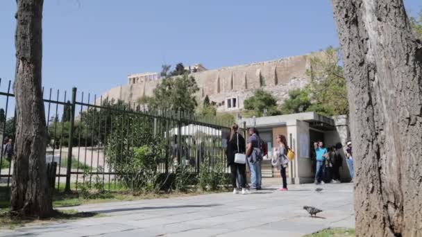 Akropolis Antik Kalıntıları Yakınında Yürüyen Turistler Atina Yunanistan — Stok video