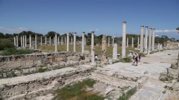 Τουρίστες Περπάτημα Κοντά Παλαιά Ερείπια Στην Ιορδανία — Αρχείο Βίντεο