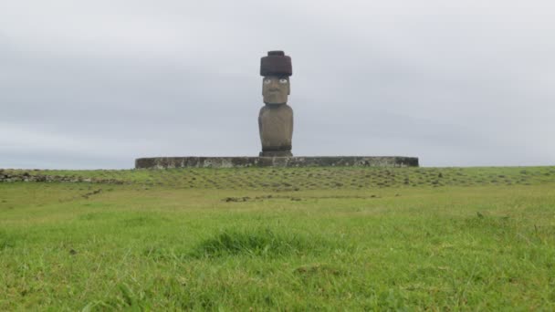 Moai Monolitisk Mänsklig Figur Huggen Rapa Nui Människor Påskön Östra — Stockvideo