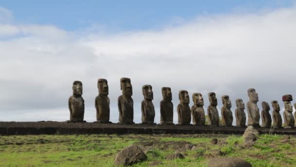 Moai Figuras Humanas Monolíticas Esculpidas Pelo Povo Rapa Nui Ilha — Vídeo de Stock