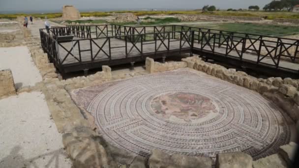 Baf Antik Kalıntıları Yakınında Yürüyen Turistler Kıbrıs — Stok video