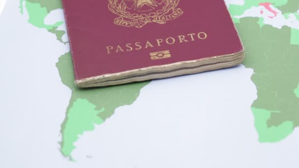 Passeport Rouge Sur Fond Carte Monde — Video