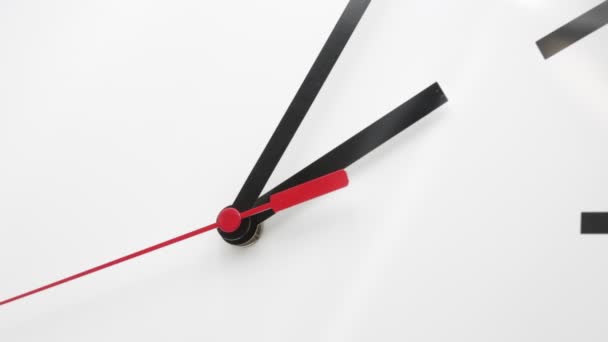 时钟与红色和黑色箭头在白色背景 像浪费时间和工作的概念 — 图库视频影像