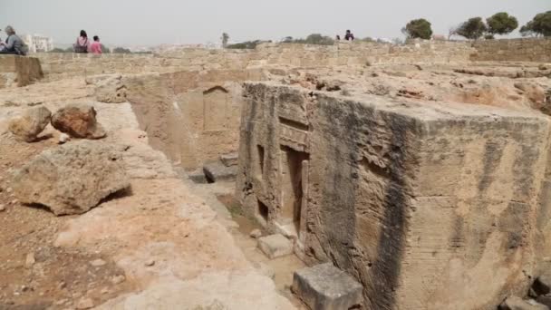 Turyści Chodzą Pobliżu Zabytkowych Ruin Pafos Cypr — Wideo stockowe