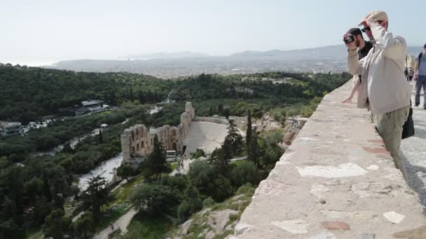Turister Som Går Nära Antika Ruiner Akropolis Aten Grekland — Stockvideo