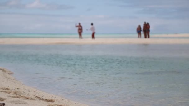 Τουρίστες Που Βρίσκονται Στην Όμορφη Αμμώδη Παραλία Του Ωκεανού — Αρχείο Βίντεο